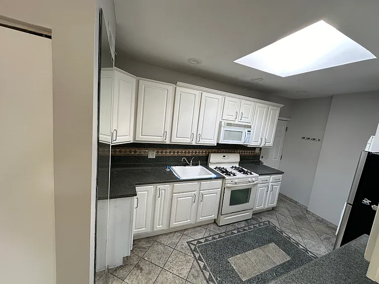 4215 N Lockwood Ave #11 — Photo 7
