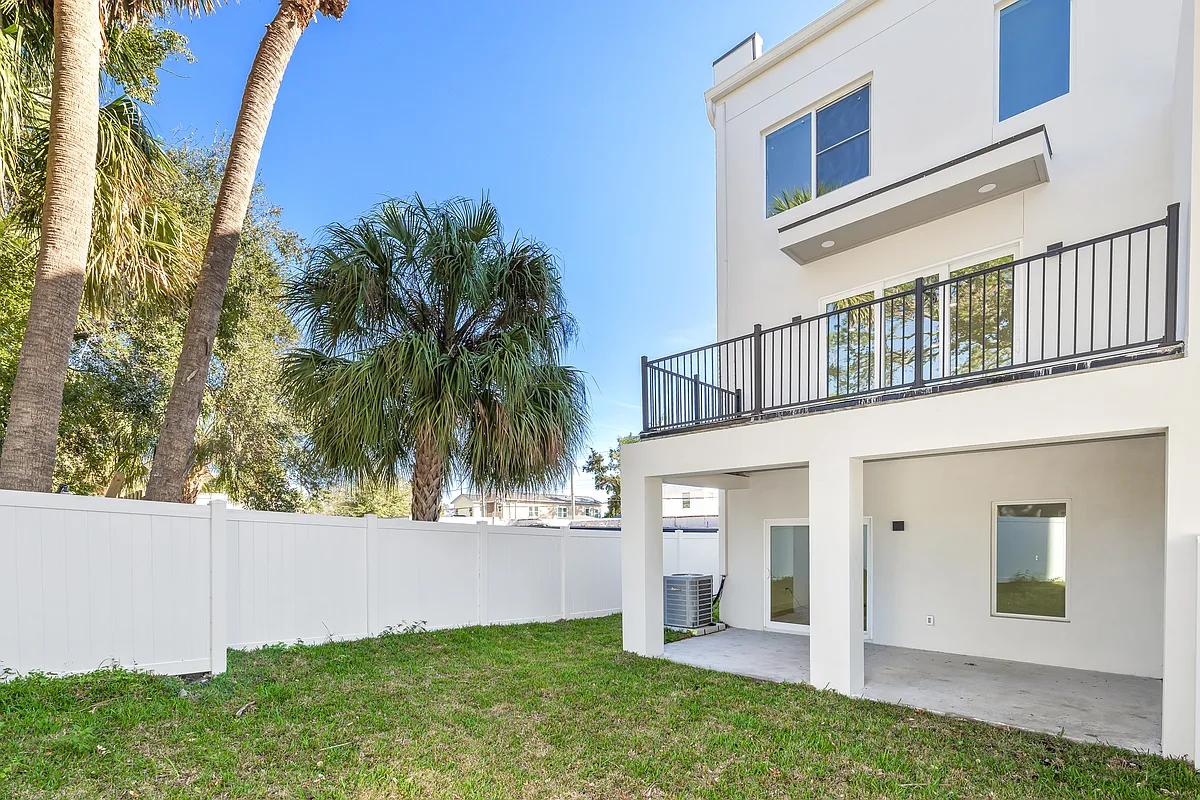 Building Photo - 2220 E Columbus Dr #2