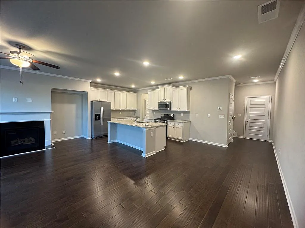 3 bed, 2.5 bath, 2448 sqft, $2,550 — Photo 3