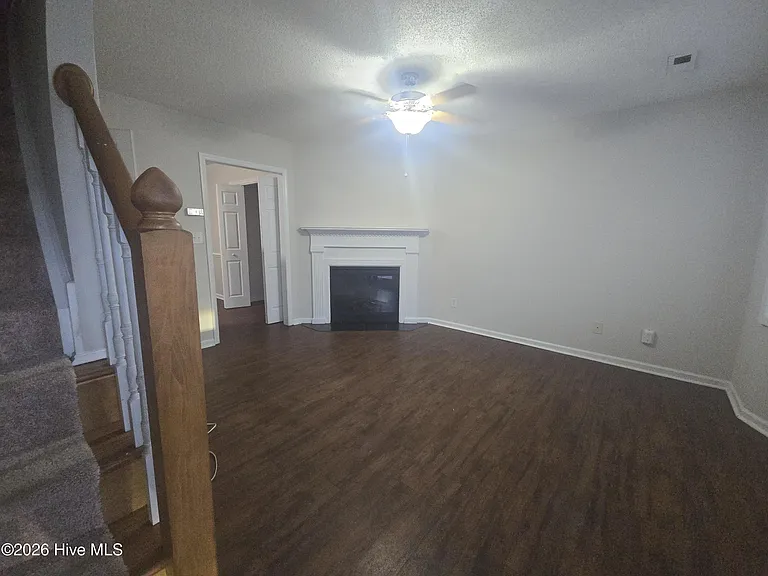 2325 Vineyard Dr #C4 — Photo 6