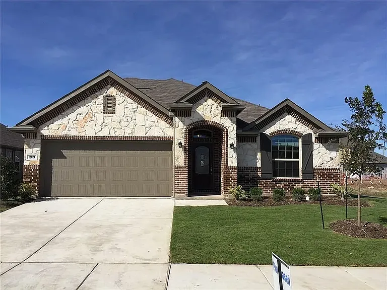 2121 Austin Ln — Photo 1