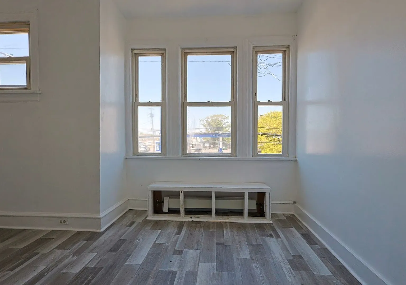 Well-kept 3 Bed, 1 Bath Single Family Home - Schedule your tours now! — Photo 4