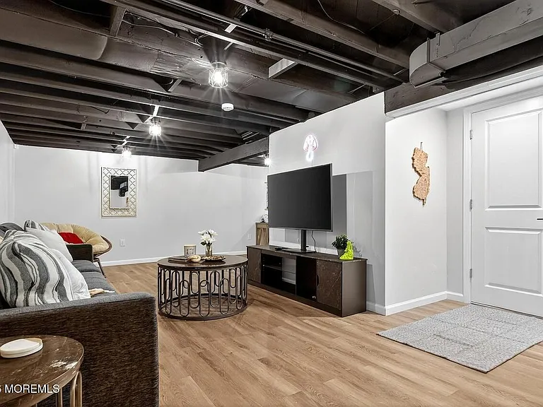 5 Lois Ave — Photo 6