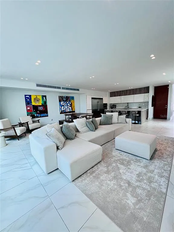 3 bed, 2.5 bath, 2750 sqft, $6,850 — Photo 3
