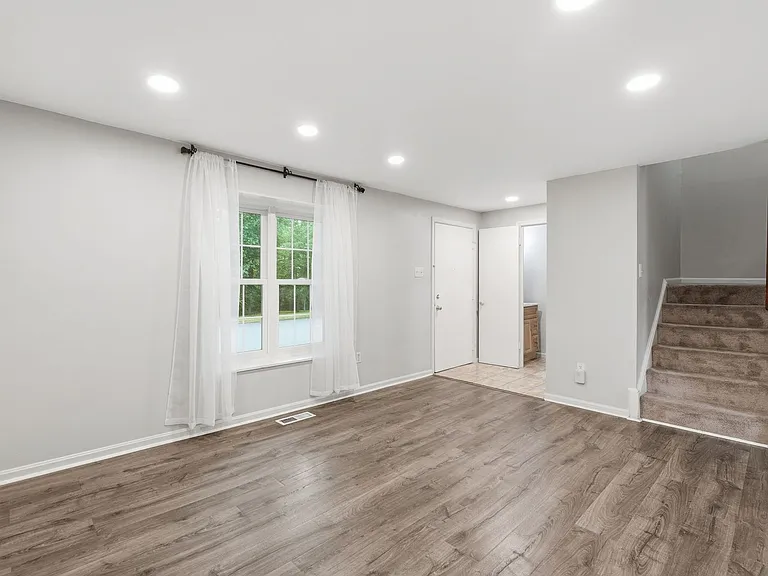 9018 Jersey Dr — Photo 4