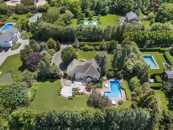 196 S Country Rd, Remsenburg, NY 11960