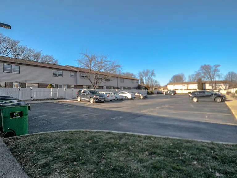 513 W Potter St — Photo 71