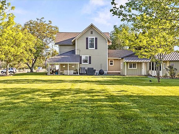 Lush tree lined back yard!