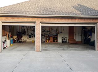 880 Jack Pine Dr, Rochester, MI 48306