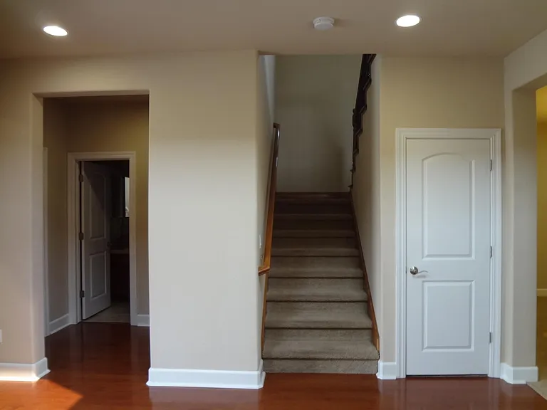 1123 Montague Ln — Photo 12
