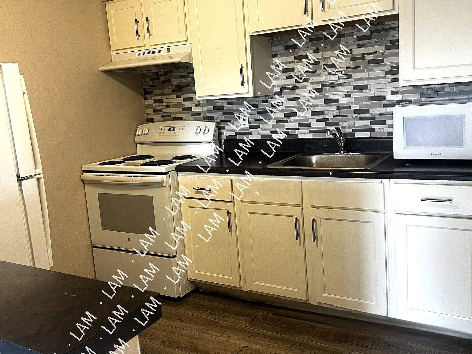 1 Bed 1 Bath Available — Photo 2