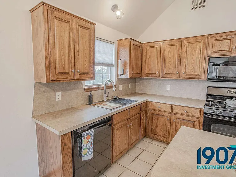 2508 Tyler Ln — Photo 9