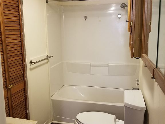 4th image of 910 W Broadway St