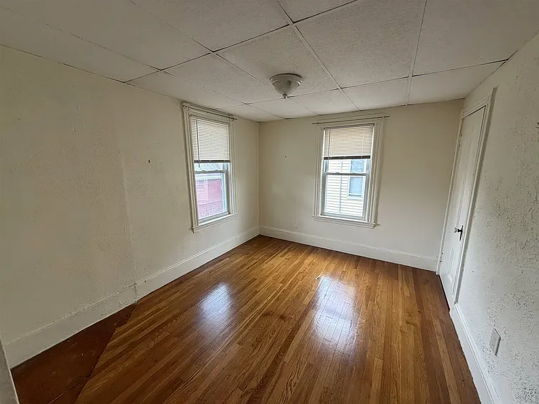 32 Claremon St — Photo 8