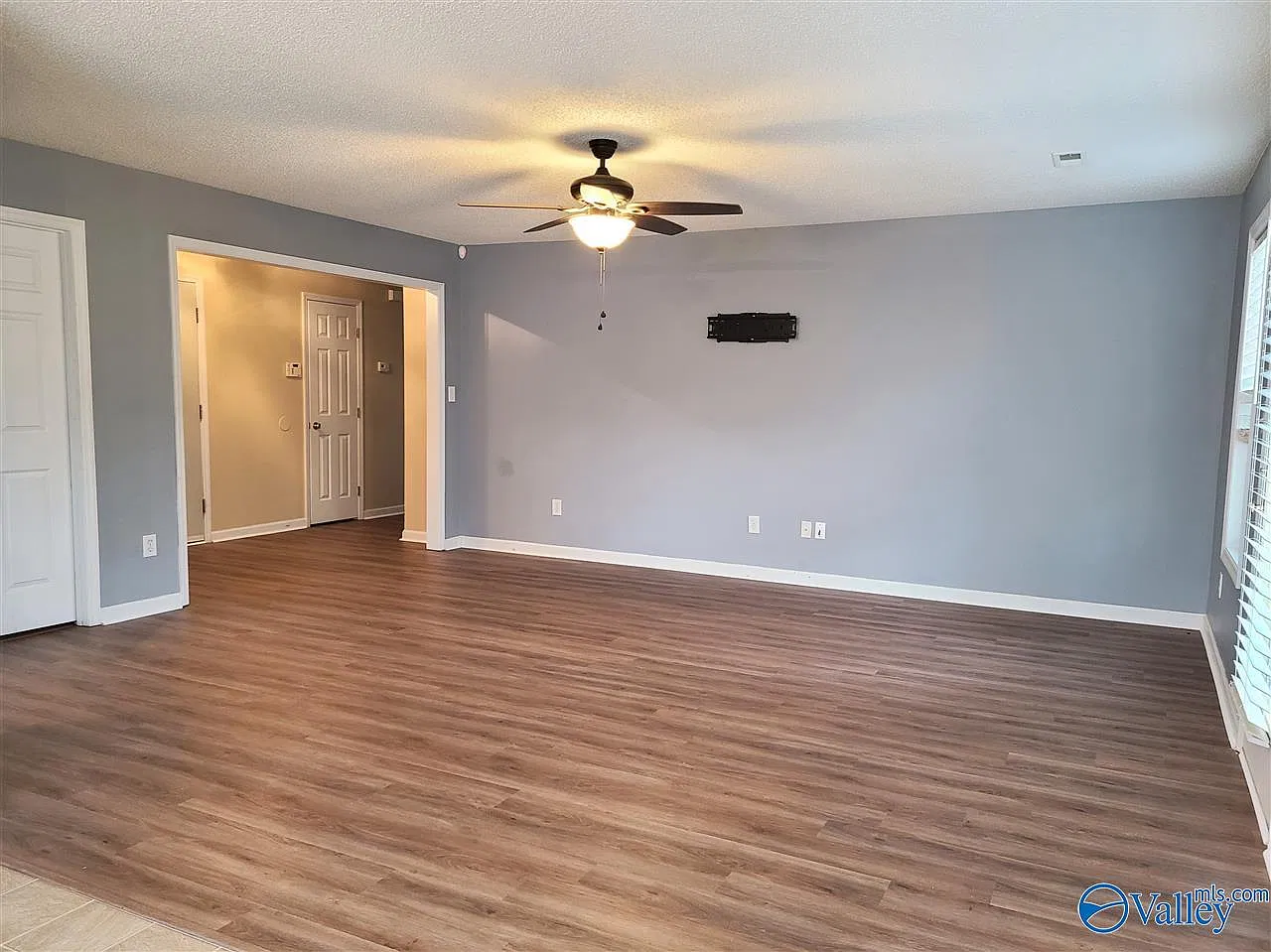 3 bed, 2.0 bath, 1388 sqft, $1,595 — Photo 3