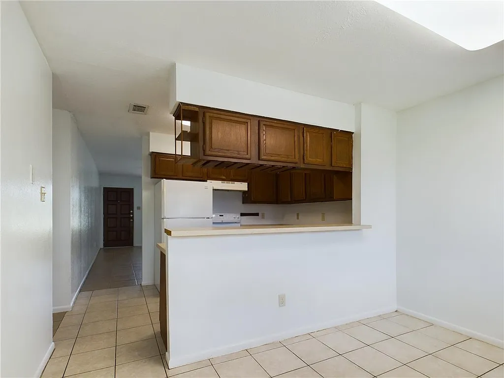 2 bed, 1054 sqft, $1,200 — Photo 3