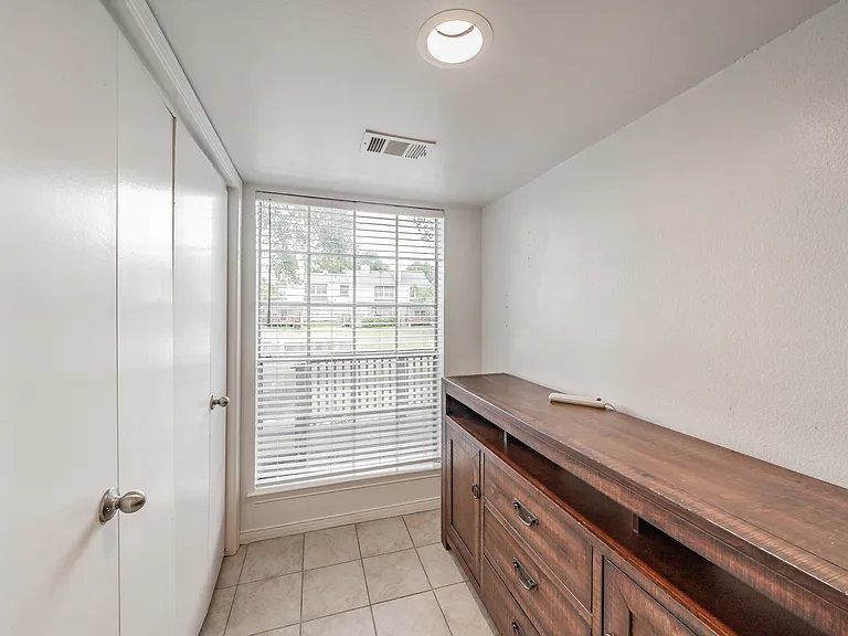 2402 Northlake Ct — Photo 8