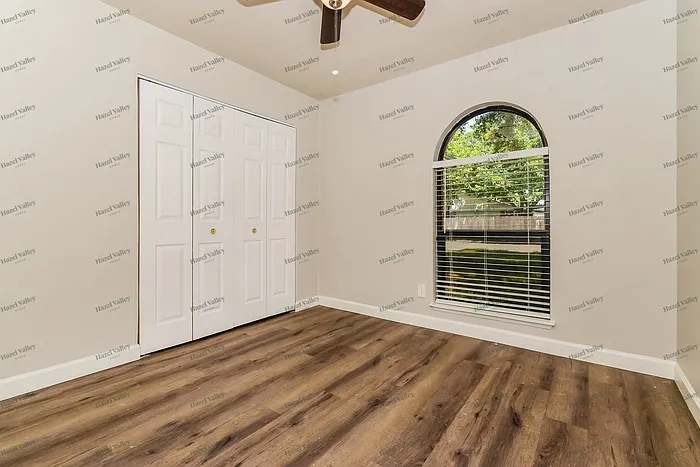 5805 Ridgecove Dr — Photo 8