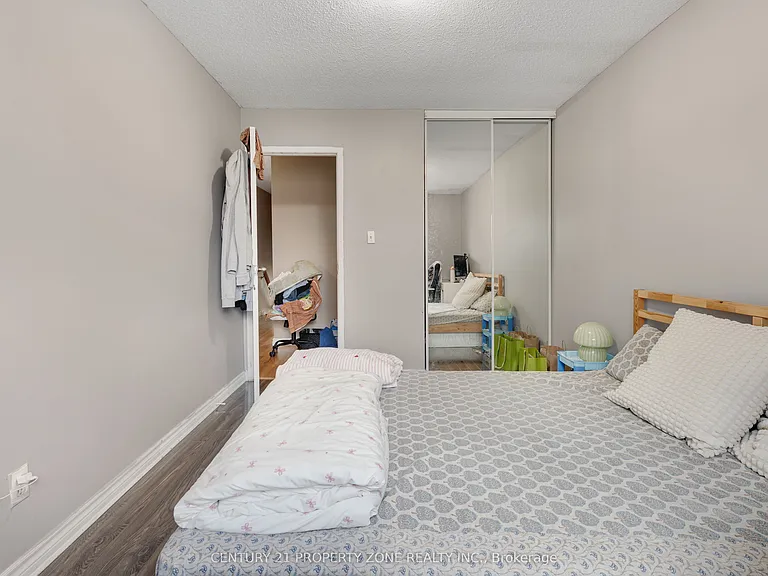 32 Lady Stewart Blvd — Photo 6