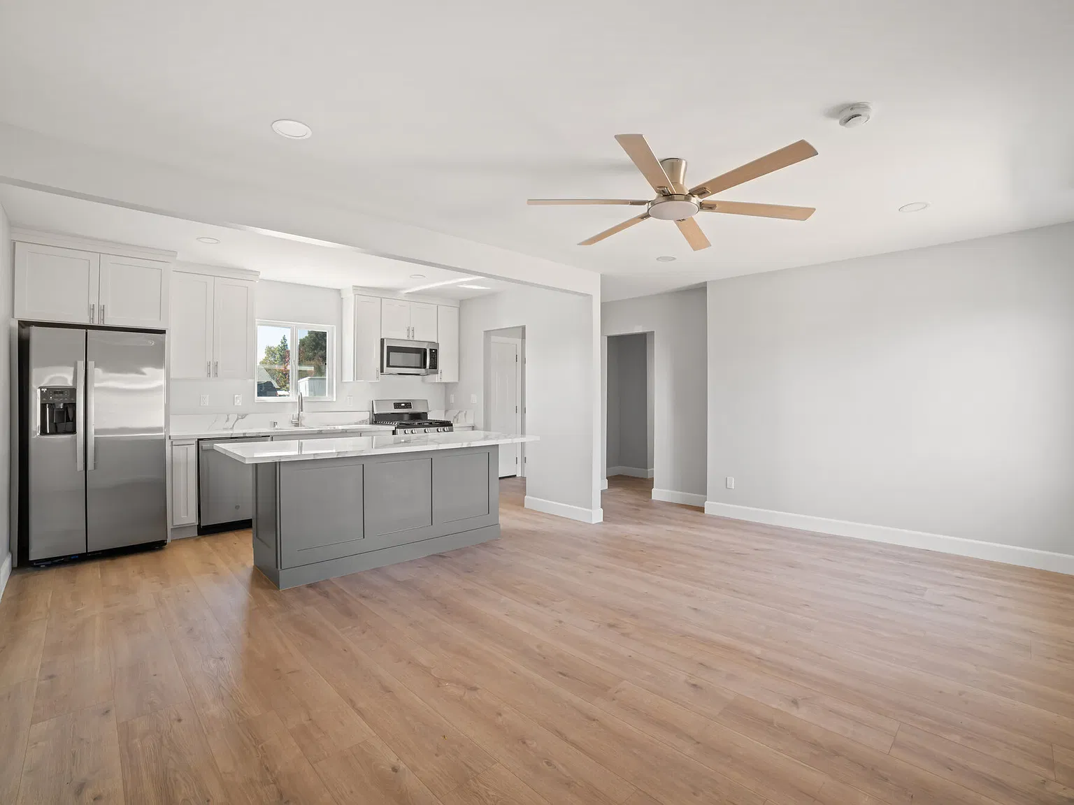 3 bed, 909 sqft, $2,750 — Photo 2