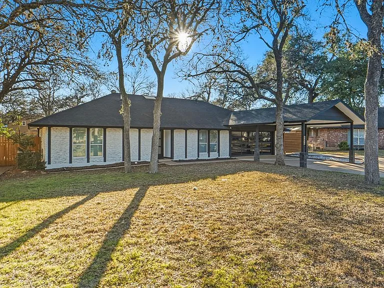 2107 Lewood Cir — Photo 2