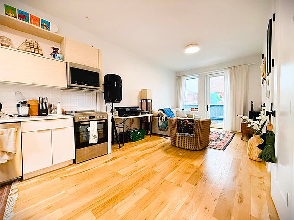 3rd image of 699 E 6th St #403