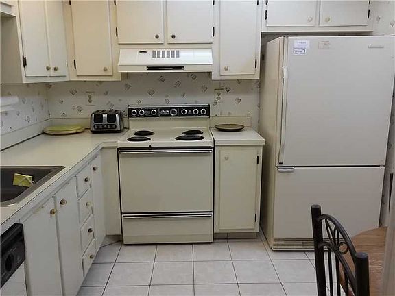 3rd image of 6751 N University Dr APT 218