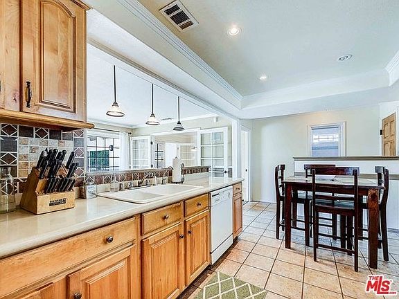 4th image of 841 W Lucille Ave
