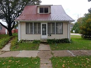 402 S Linden St, Monticello, IA 52310
