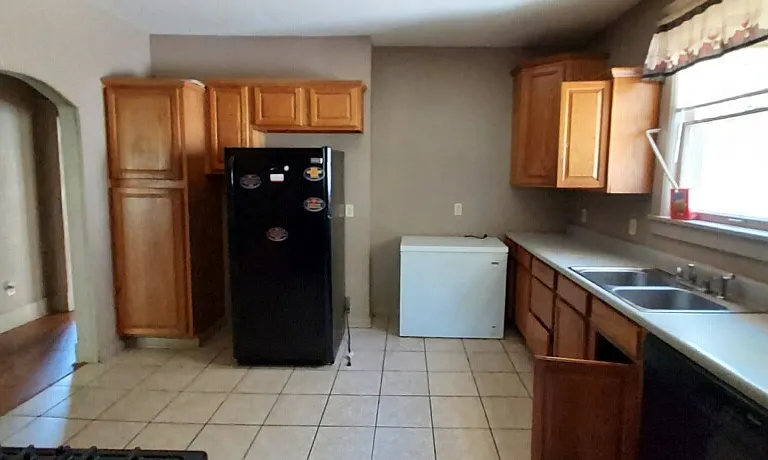 300 Rose Ln — Photo 3
