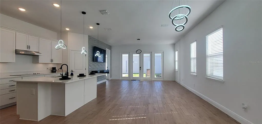 4 bed, 3.0 bath, 2500 sqft, $2,990 — Photo 4