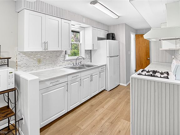 5th image of 39568 Carol Ln