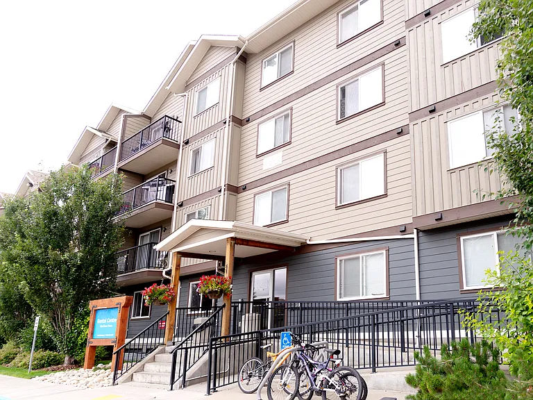 182 Keystone Cres — Photo 2