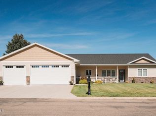 1304 14th St SW, Jamestown, ND 58401