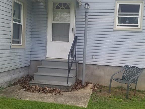 3rd image of 40950 Carlisle Ave