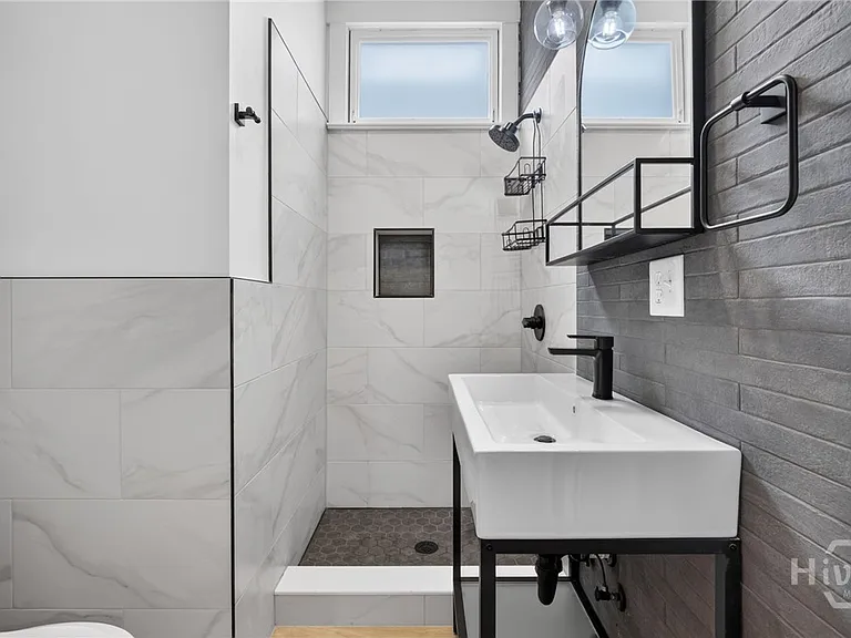 114 W Waldburg St — Photo 32