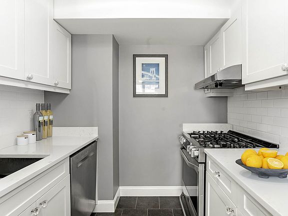 3rd image of 156 Sackett St APT 4B