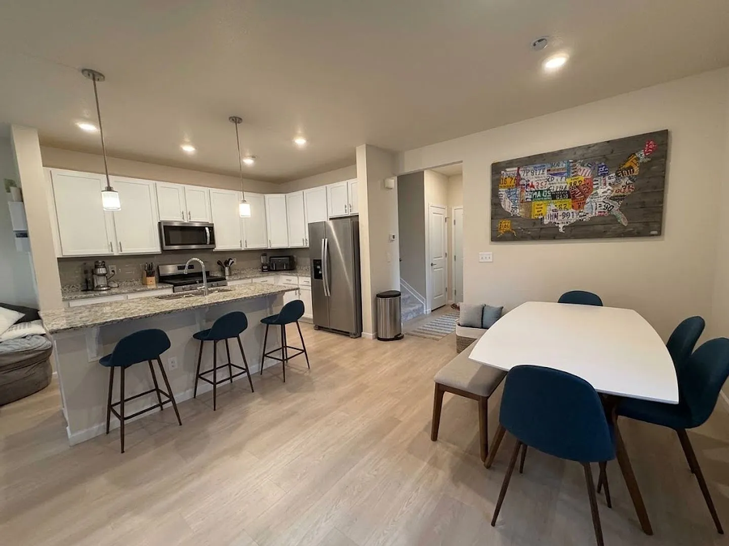 Beautiful 3 bed, 3 bath Townhome with 2 car garage! — Photo 2