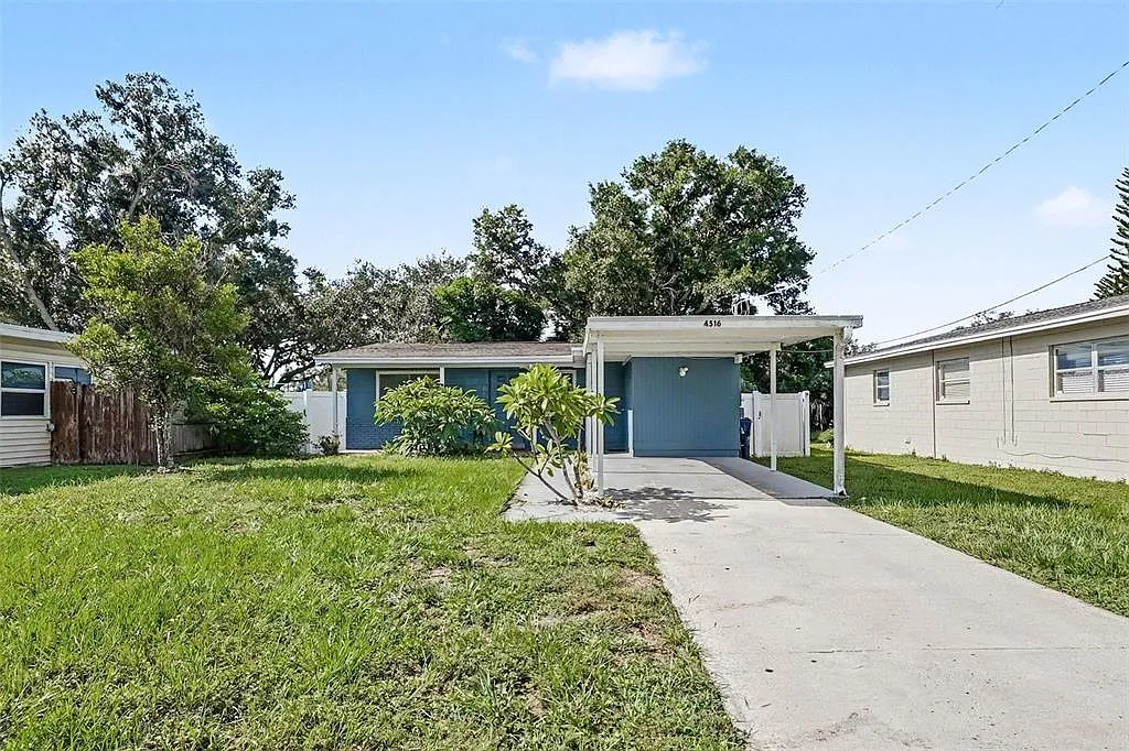 3 bed, 1.0 bath, 901 sqft, $2,850 — Photo 2