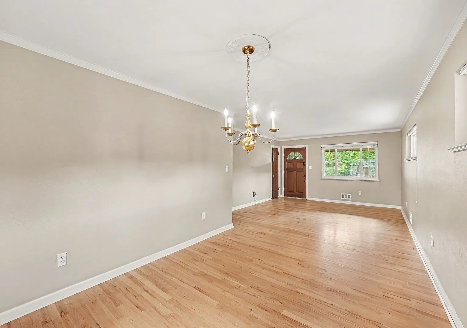 Spacious 4-Bedroom Home with Finished Basement & Secure Backyard — Photo 2