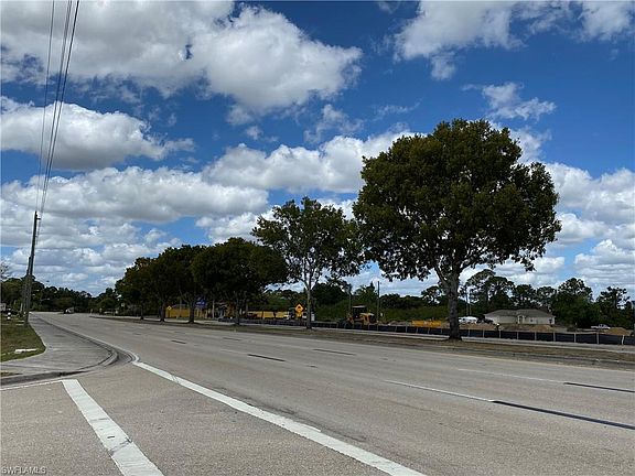 3rd image of 4704 Lee Blvd
