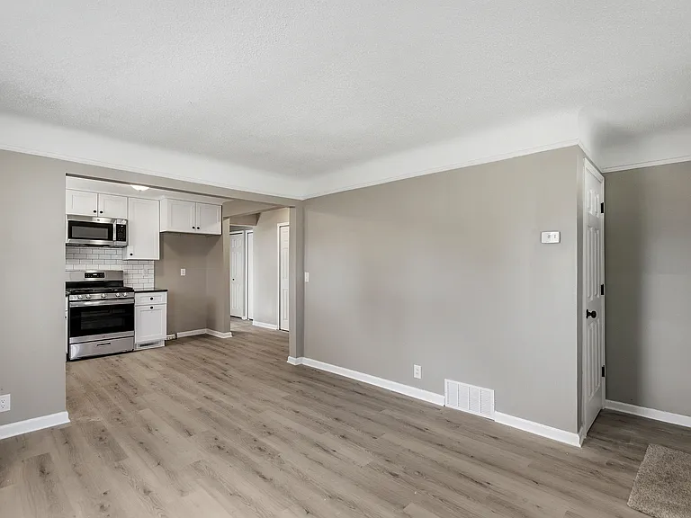411 W Bernhard Ave — Photo 17