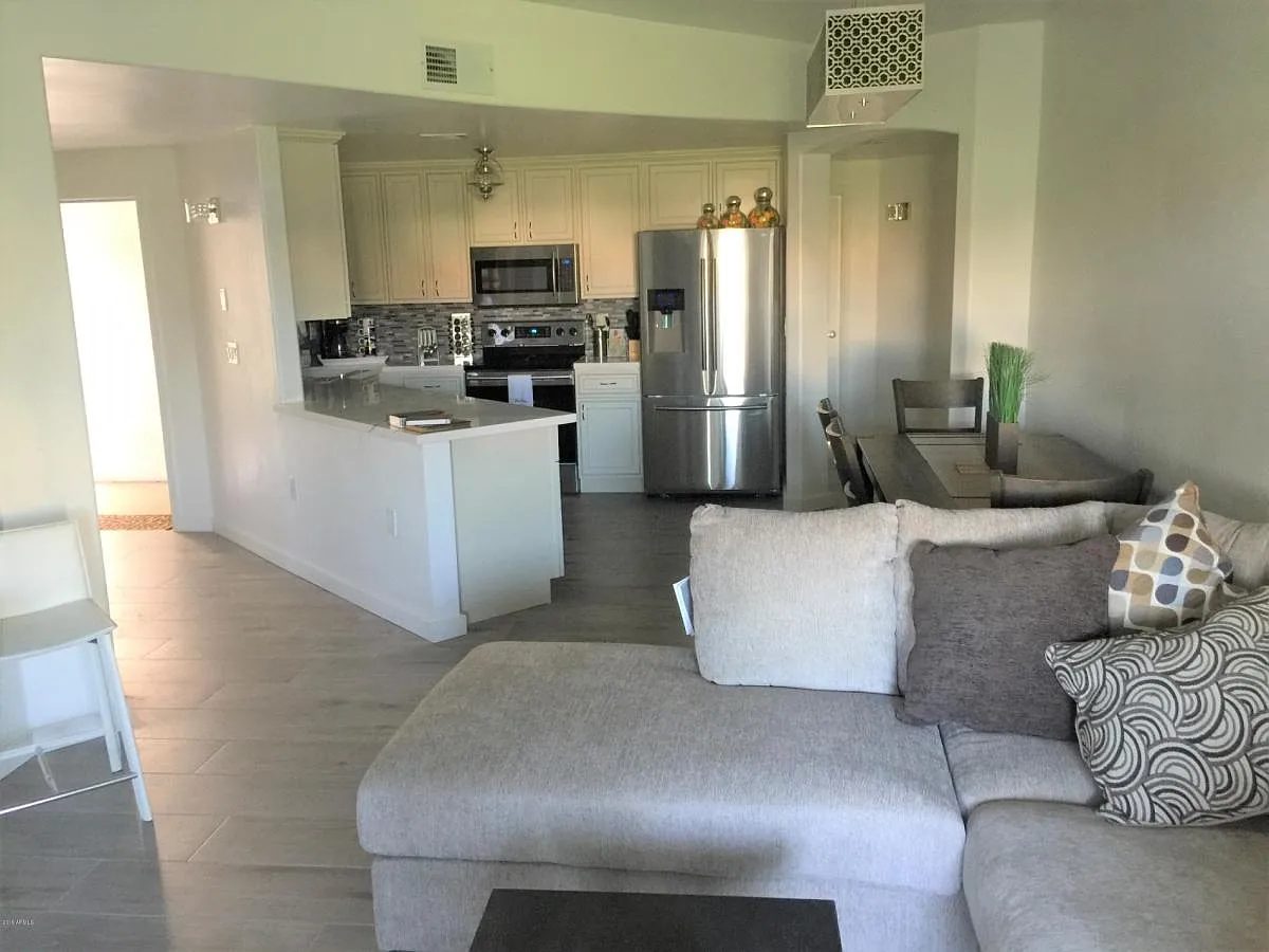 2 bed, 1054 sqft, $1,500 — Photo 3