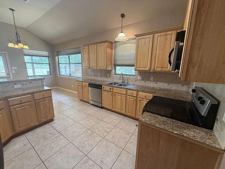 270 Delanoy — Photo 11