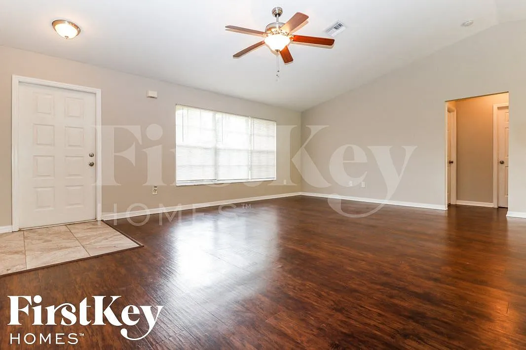 3 bed, 2.0 bath, 1397 sqft, $2,395 — Photo 2