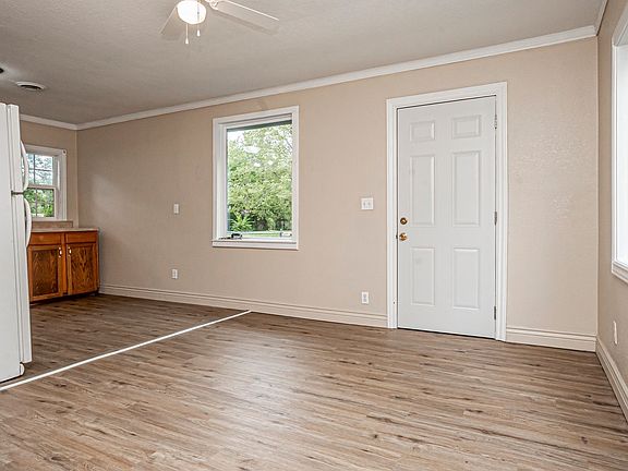 5th image of 613 W 11th St