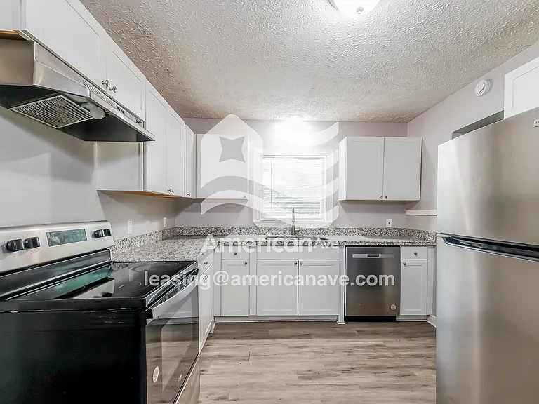 611565_007_kitchen_7.jpg
