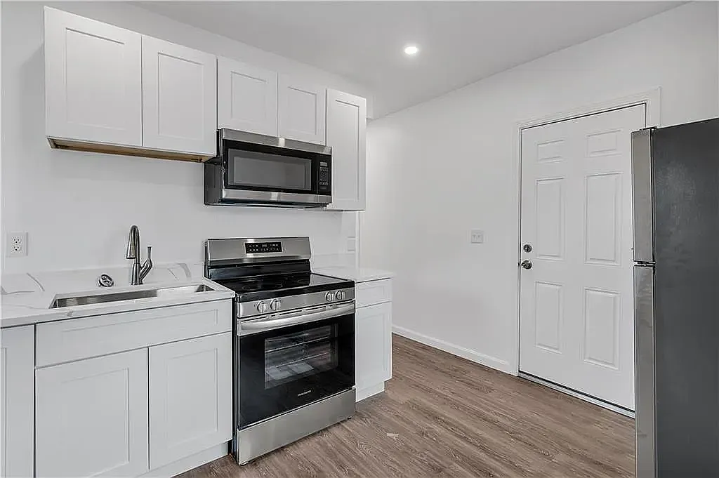 1320 Elmwood Ave — Photo 2