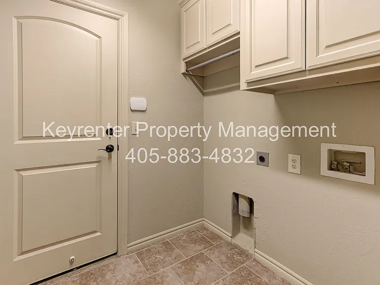 9016 NW 75th St — Photo 14