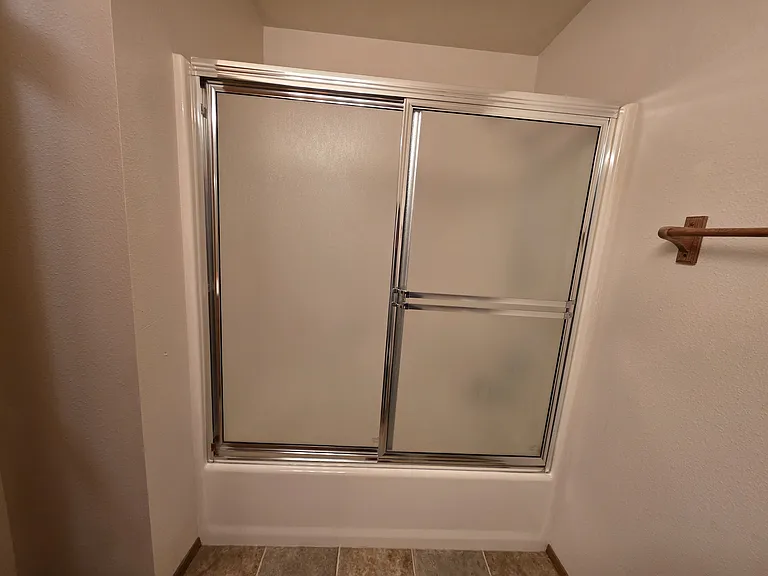 384 Selkirk Dr — Photo 7